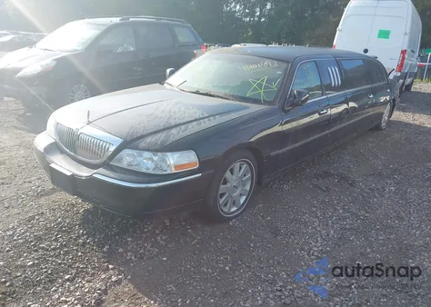 2004 Lincoln Town Car Executive из США, поврежденный, VIN 1L1FM81W74Y667295